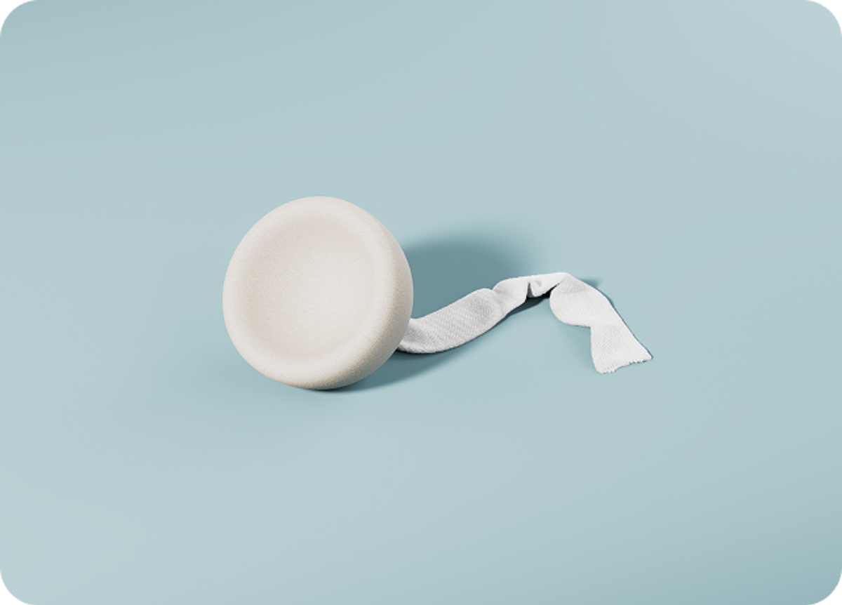 Peristeen Analtampon auf blauem Hintergrund von vorne