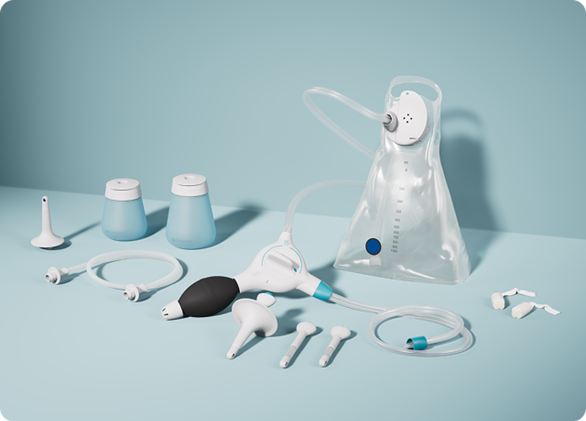 Alle Produkte aus dem Peristeen Portfolio vor einem blauen Hintergrund - Peristeen Light, Peristeen Plus und der Peristeen Analtampon sind zu sehen