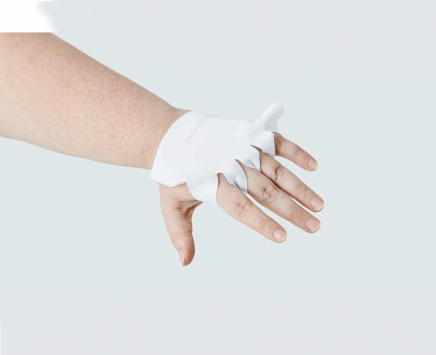 InterDry zwischen Fingern